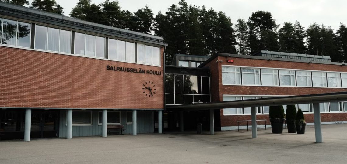 Discover the modern architecture of Salpausselän Koulu in Lahti, Finland captured from an outdoor perspective.